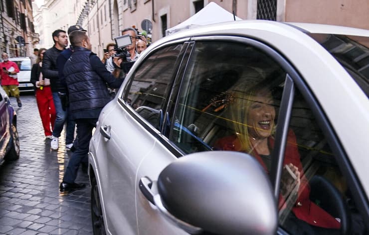 תמונות השנה 2022 ראש ממשלת איטליה לעתיד ג'ורג'ה מלוני יוצאת ממטה מפלגתה ביום הניצחון 25 ספטמבר