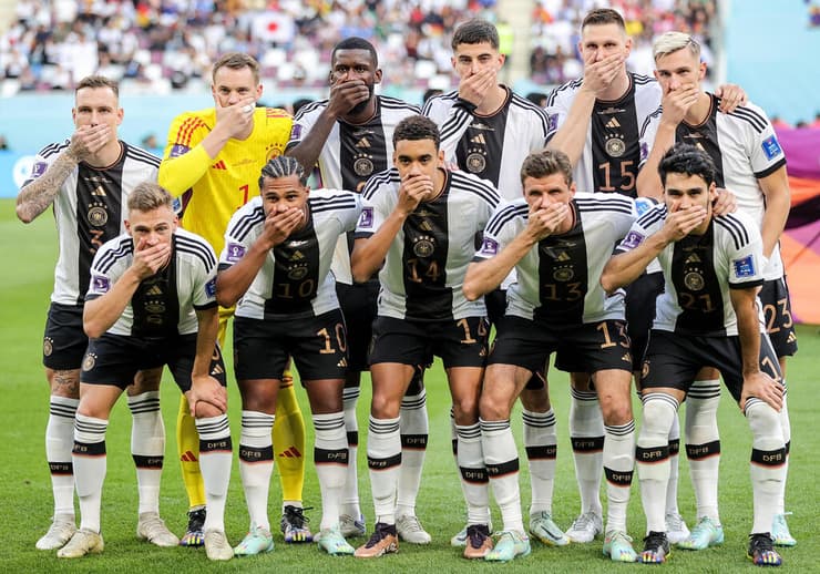 תמונות השנה 2022 נבחרת גרמניה סתימת פיות לפני פתיחת המשחק מול יפן ב קטאר
