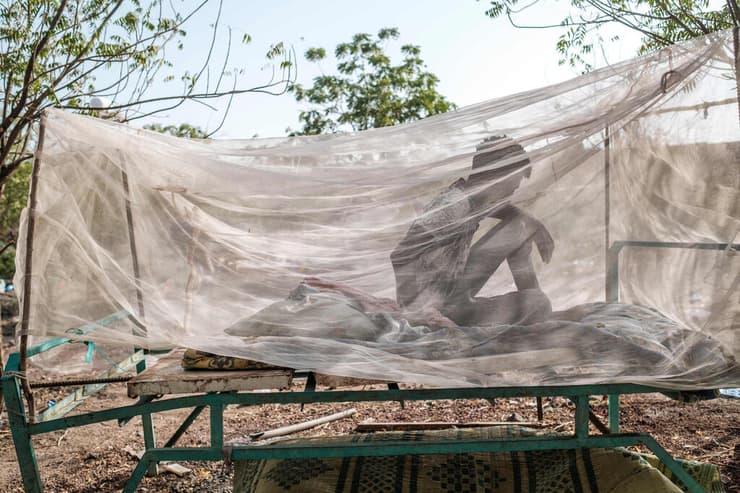 תמונות השנה 2022 גבר ש נס על חייו ממלחמת האזרחים באתיופיה מסתתר מ יתושים ב מתחם סיוע של האו"ם