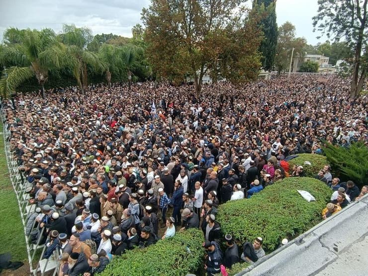 אלפים בהלוויה