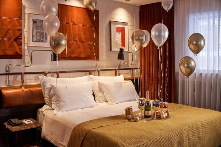 חדר שמפניה במלון בקסטייג' 