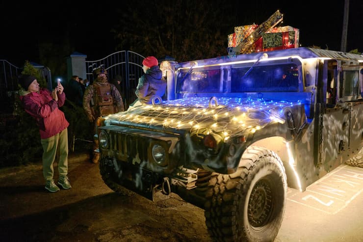 ילדים מקבלים מתנות חג מולד מ חייל אוקראיני מחופש ל סנטה קלאוס ב סלוביאנסק אוקראינה