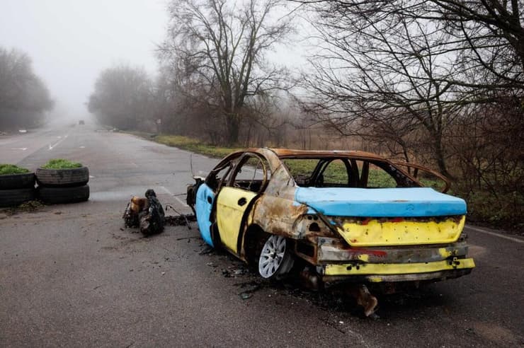 שאריות של כלי רכב שנצבע בצבעי דגל אוקראינה
