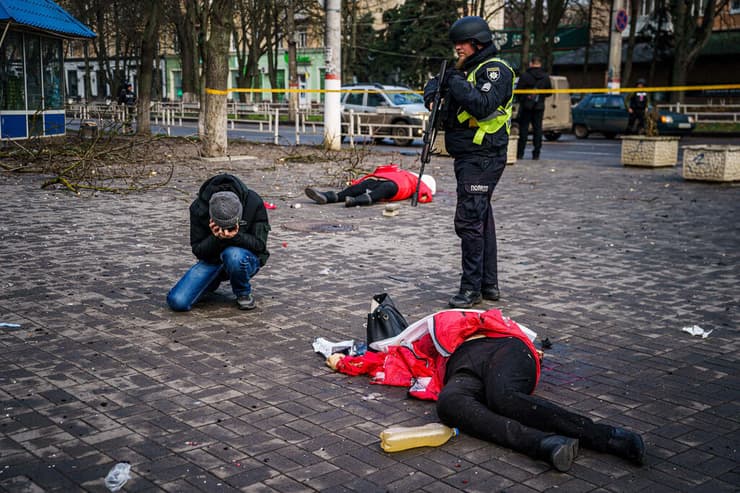 אוקראינה הרוגים מוטלים אחרי ההפגזה על חרסון ערב חג המולד 5 נהרגו 20 נפצעו