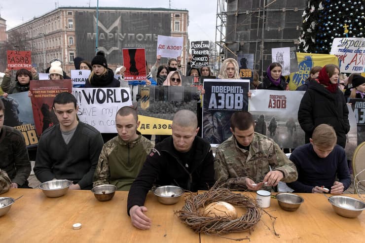 אוקראינה קרובי משפחה וחברים של לוחמים מגדוד אזוב האוקראיני שנפלו בהגנה על מריופול דורשים לשחררם מהשבי הרוסי רוסיה