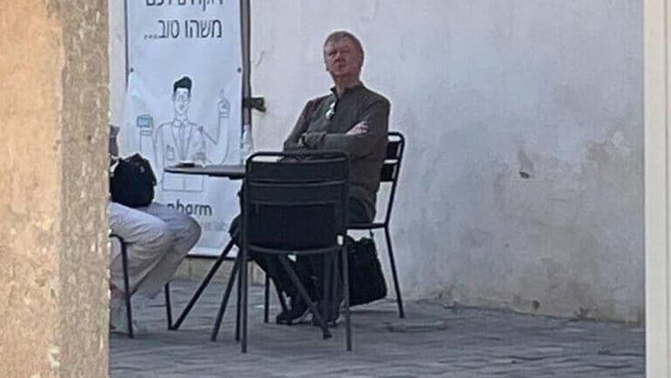 אנטולי צו'ובאייס בבית קפה בישראל