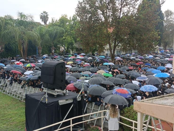 אלפים בהלוויה, תחת הגשם