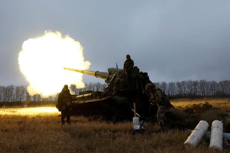 ירי ארטילרי של הצבא האוקראיני ב בחמוט מוקד קרבות ב מזרח אוקראינה מלחמה רוסיה