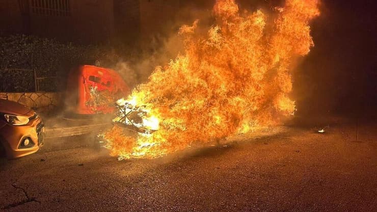 חשד להצתה: 8 כלי רכב עלו באש בחיפה