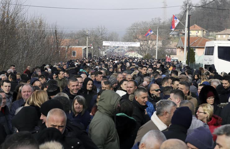 סרבים מפגינים בצפון קוסובו