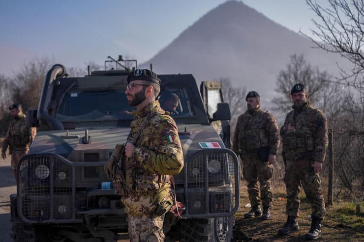 חיילי נאט"ו בגבול סרביה ו קוסובו