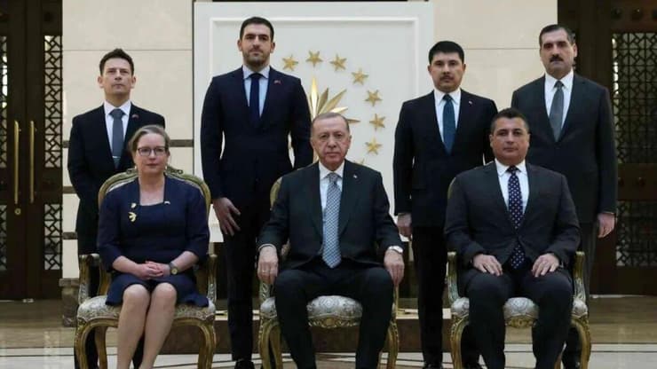 אירית ליליאן, שגרירת ישראל בטורקיה מגישה את כתב האמנה לנשיא טורקיה