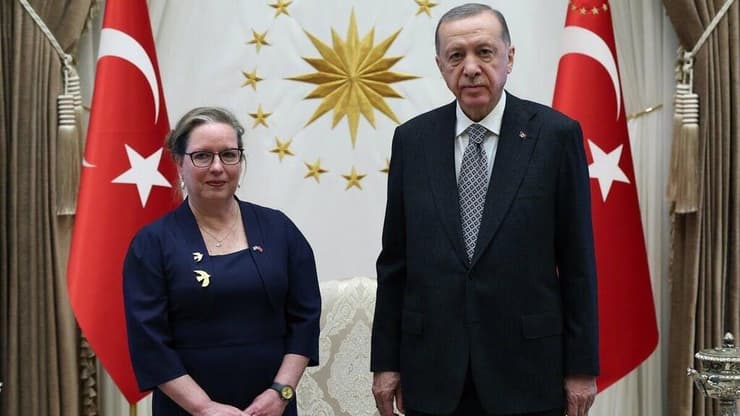אירית ליליאן, שגרירת ישראל בטורקיה מגישה את כתב האמנה לנשיא טורקיה