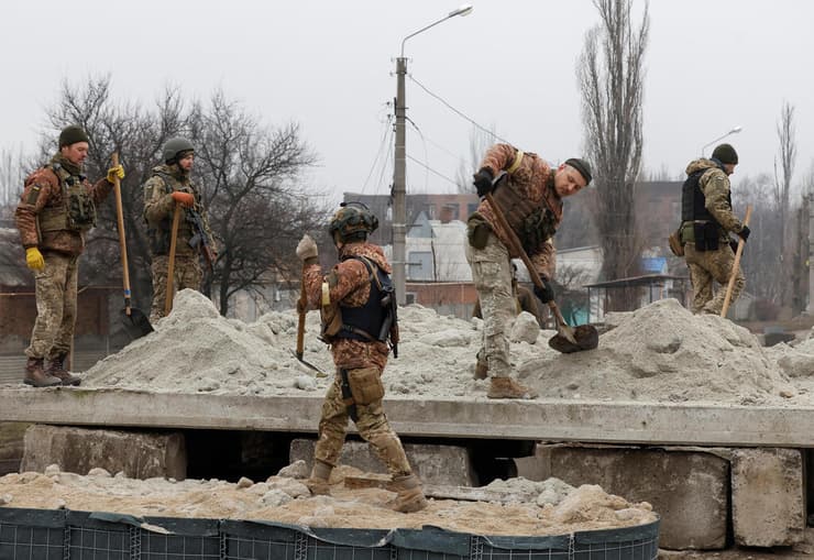 לוחמים אוקראינים בונים בונקר ב בחמוט מוקד קרבות ב מזרח אוקראינה מלחמה רוסיה