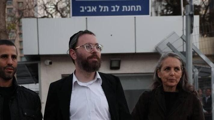 העיתונאי ישראל פריי מחוץ לתחנת המשטרה