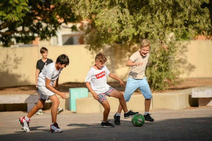 ילדים משחקים כדורגל