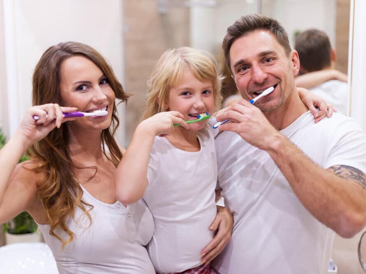 משפחה מצחצחת שיניים