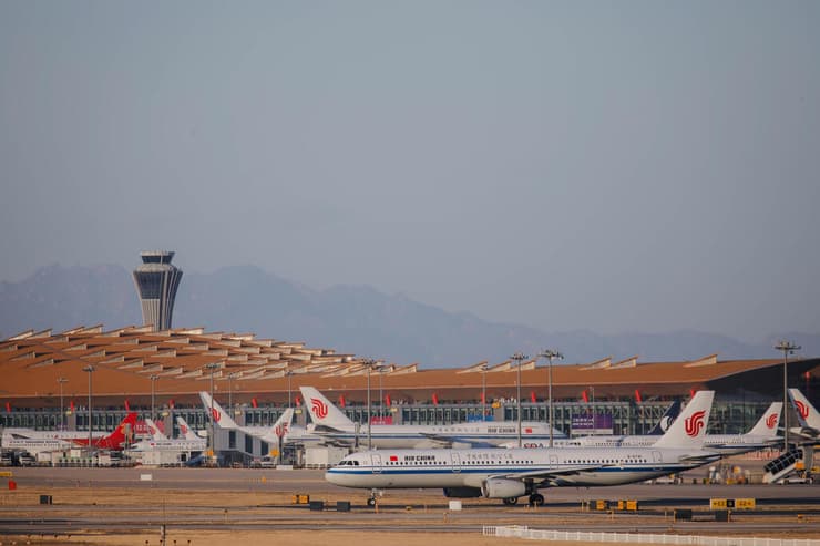נמל תעופה בינלאומי ב בייג'ינג סין שהודיעה על ביטול חובת הבידוד לבאים מחו"ל