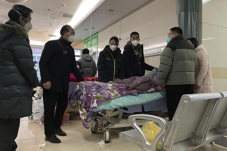 בני משפחה נפרדים מחולה מבוגרת שמתה בבית חולים במחוז חביי סין 22 בדצמבר