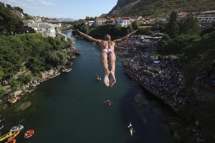 תמונות השנה בספורט 2022 קפיצה למים בבוסניה