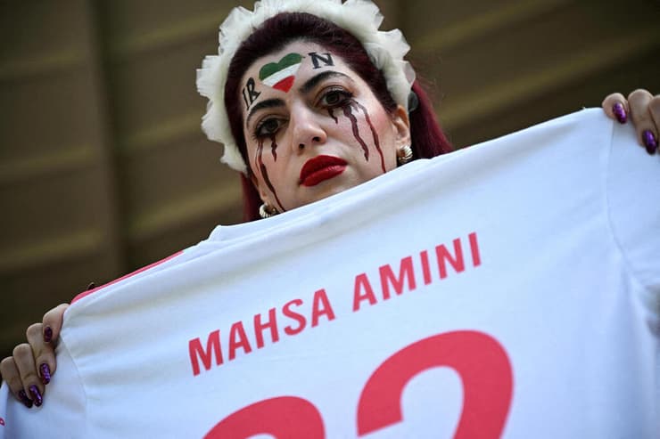 תמונות השנה בספורט 2022 אוהדת איראנית מפגינה במשחק במונדיאל על מותה של מהסה אמיני