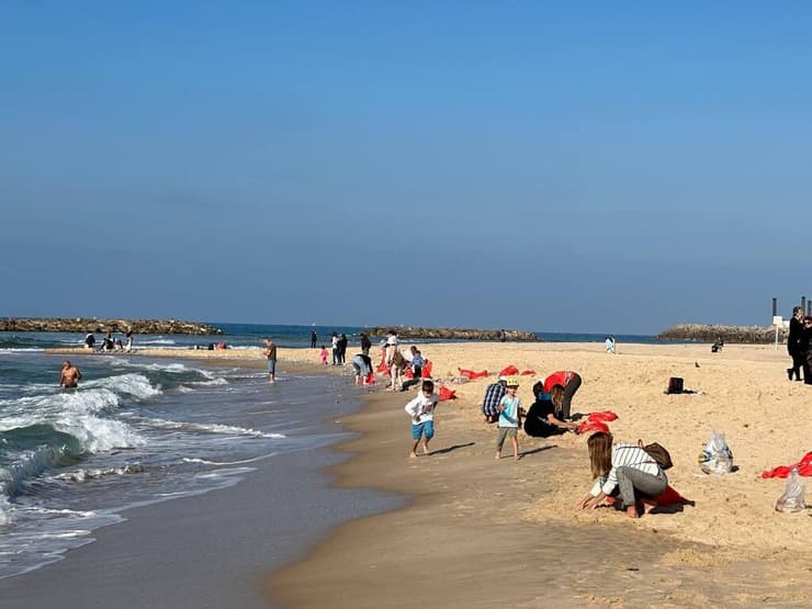 אזרחים הגיעו לנקות את החוף באשקלון