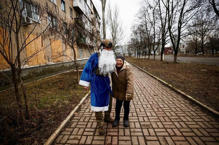 חייל מחופש לסנטה קלאוס באוקראינה
