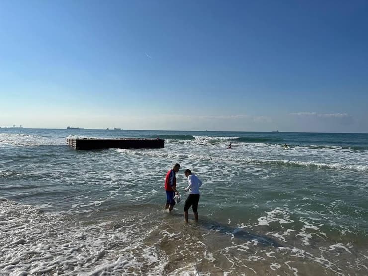 אזרחים הגיעו לנקות את החוף באשקלון