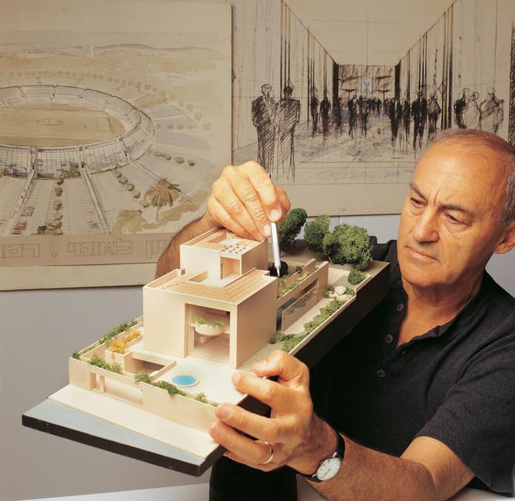 דוד דה מאיו עם דגם של בית שתכנן בחיפה