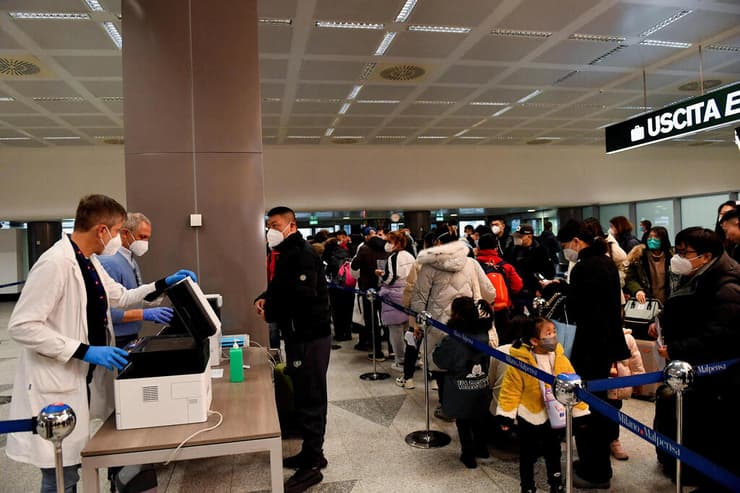 איטליה נוסעים מ סין בדיקות קורונה בשדה התעופה ב מילאנו