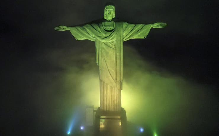 פסל ישו הגואל בצבעי ברזיל