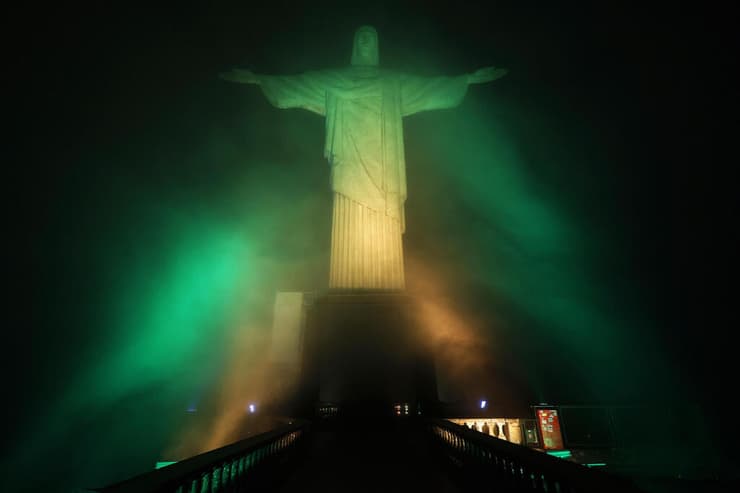 פסל ישו הגואל בצבעי ברזיל 