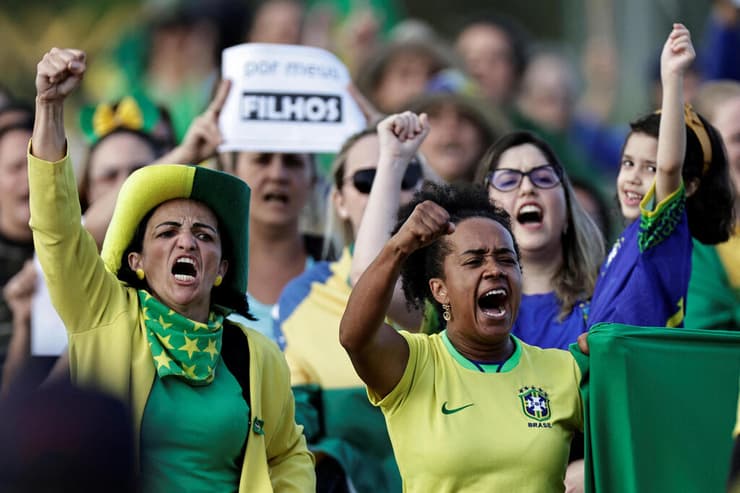 תומכי נשיא ברזיל ז'איר בולסונרו ליד מעון הנשיא ברזיליה