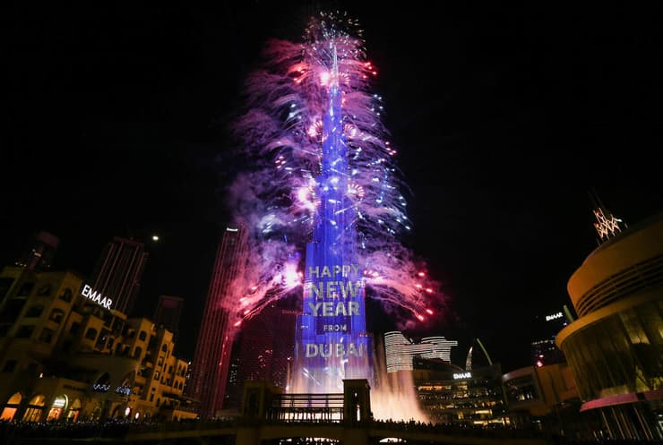 חגיגות השנה האזרחית החדשה במגדל בורג' חליפה דובאי 
