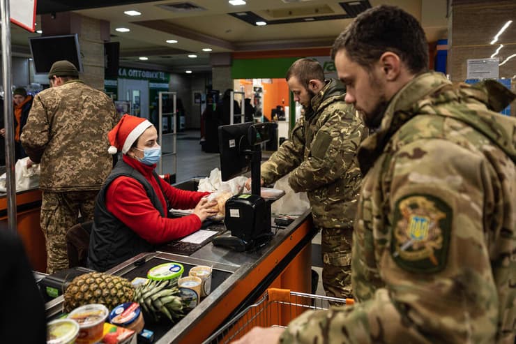 חיילים אוקראינים קונים אוכל במחוז דונייצק, שבחלק גדול ממנו שולטים המורדים הפרו-רוסים 