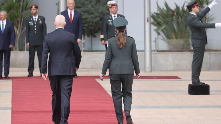 גלנט צועד מול גנץ וכוכבי (צילום: מוטי קמחי) טקס חילופי שרים במשרד הביטחון