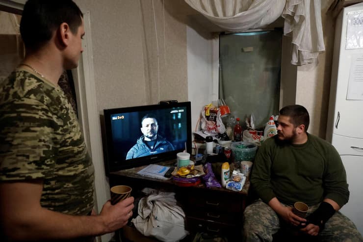 חיילים אוקראינים צופים בנאום הנשיא זלנסקי לרגל השנה החדשה