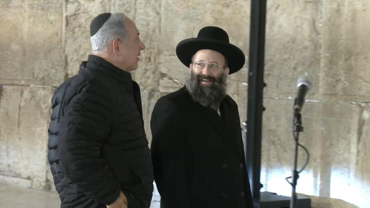 ראש הממשלה עם רב הכותל (צילום: אלכס גמבורג) ראש הממשלה בנימין נתניהו בביקורו בכותל המערבי