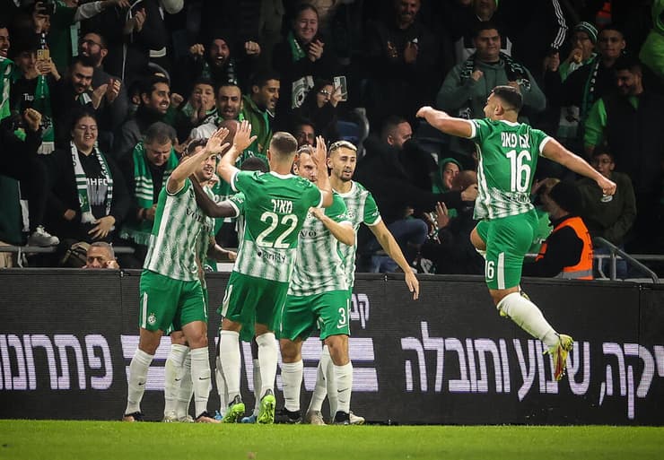 שחקני מכבי חיפה חוגגים