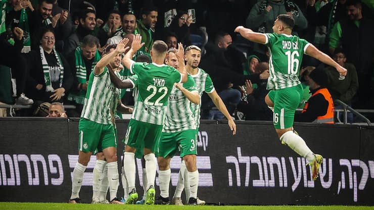 ניצחו למרות שלא היו טובים. שחקני מכבי חיפה חוגגים (צילום: עוז מועלם) שחקני מכבי חיפה חוגגים