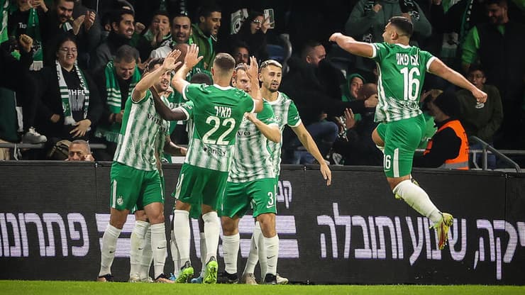 שחקני מכבי חיפה חוגגים