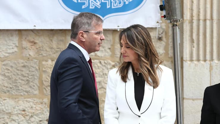 "אין לו חצי מושג והבנה מה קורה בשטח". שאשא ביטון וקיש בטקס חילופי השרים במשרד החינוך (צילום: אלכס קולומויסקי) טקס חילופי שרים במשרד החינוך