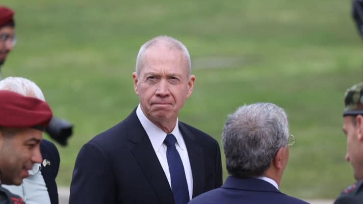 החליט לשלול היתרי כניסה של שלושה בכירים ברשות הפלסטינית. שר הביטחון גלנט (צילום: מוטי קמחי) טקס חילופי שרים במשרד הביטחון