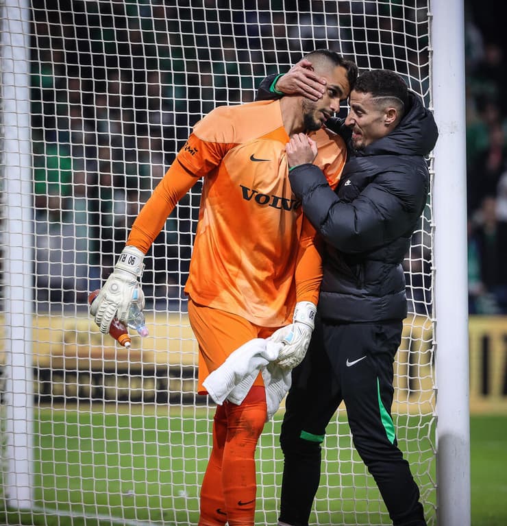 דולב חזיזה חוגג עם רועי משפתי אחרי עצירת הפנדל