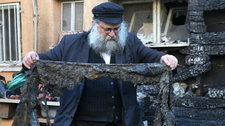 דוד חורי על חורבות ביתו שנשרף בצפת