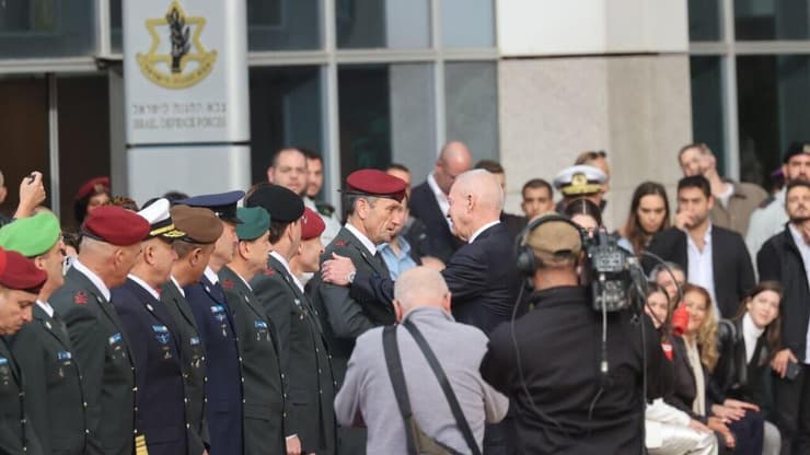 גלנט עם הרמטכ"ל המיועד הלוי (צילום: מוטי קמחי) טקס חילופי שרים במשרד הביטחון