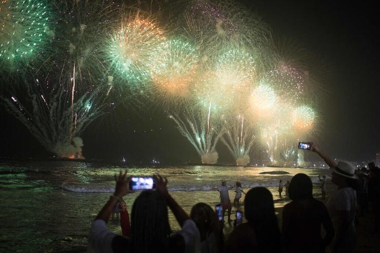 חוגגים את כניסת השנה החדשה בברזיל