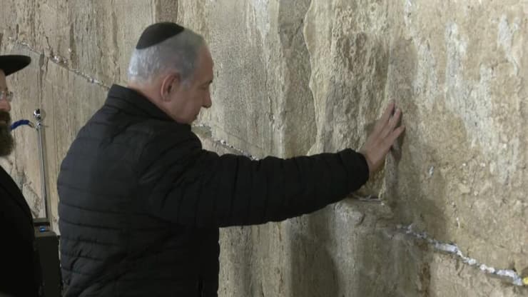 ראש הממשלה בנימין נתניהו בביקורו בכותל המערבי (צילום: אלכס גמבורג) ראש הממשלה בנימין נתניהו בביקורו בכותל המערבי