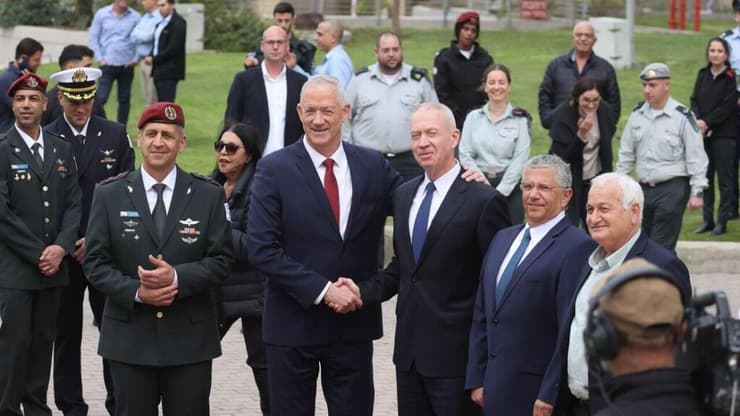 גלנט לצד גנץ וכוכבי (צילום: מוטי קמחי) טקס חילופי שרים במשרד הביטחון