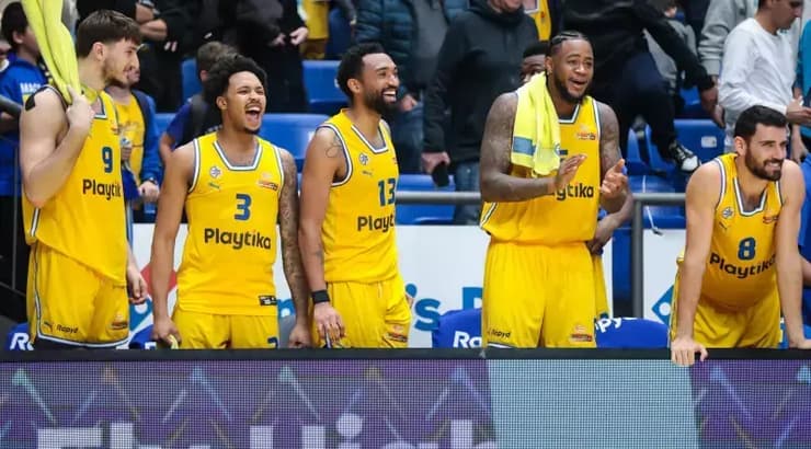 הספסל של מכבי בטירוף (איציק בלניצקי) הספסל של מכבי בטירוף